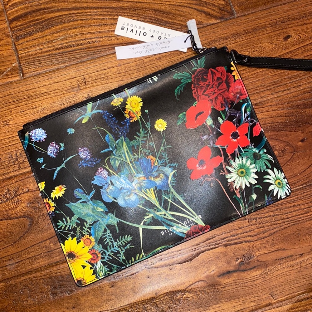 NWT Alice + Olivia Large Wristlet
